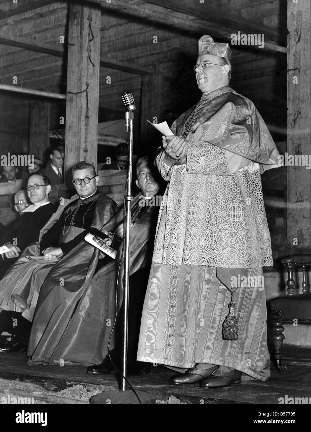Kardinal Griffin befasst sich die Versammlung nach der Grundsteinlegung des neuen De La Salle College für Männer Lehrer Hopwood Hall, Middleton. Juni 1953 P005259 Stockfoto