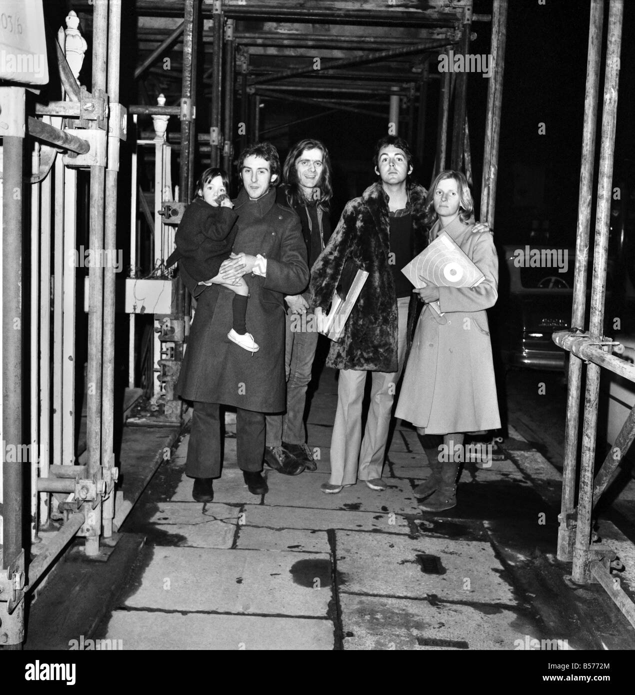 L-R Mary McCartney von Benny Lane, Billy McCaldrey, Paul und Linda McCartney getragen werden. Februar 1972 72-1186-002 Stockfoto