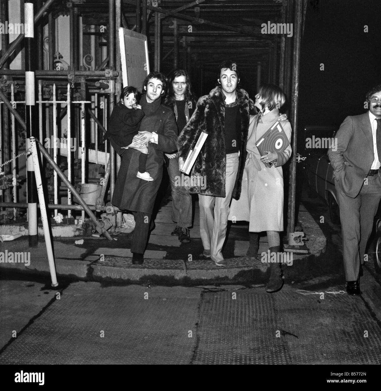 L-R Mary McCartney von Benny Lane, Billy McCaldrey, Paul und Linda McCartney getragen werden. Februar 1972 72-1186 Stockfoto