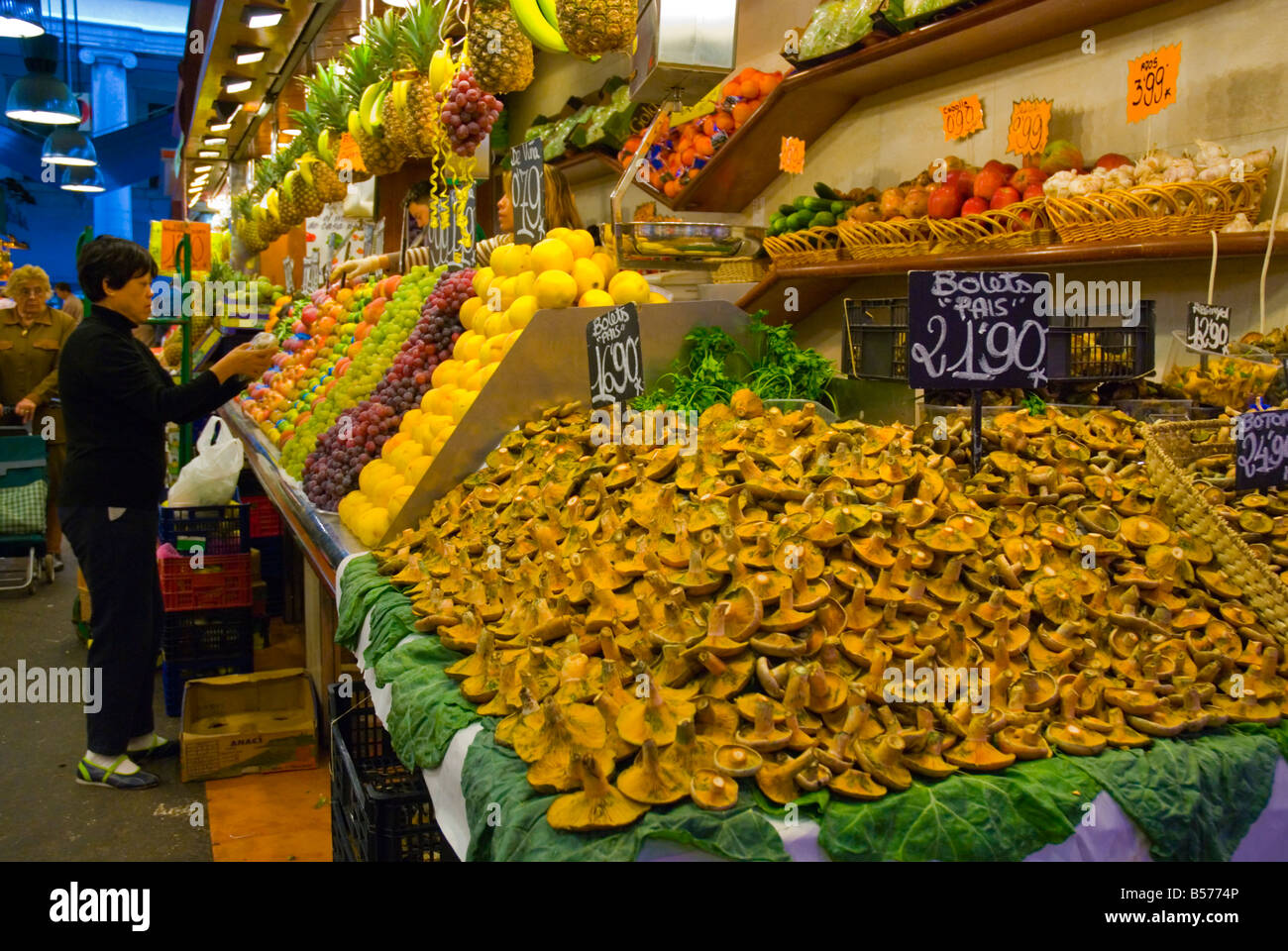 Stall Verkauf Pilze und Früchte in La Boqueria-Markt in Barcelona-Spanien-Europa Stockfoto