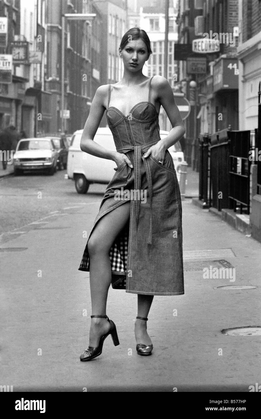Sommer Mode in London. Jean Varon, Sammlung. Februar 1975 75-00789-001  Stockfotografie - Alamy