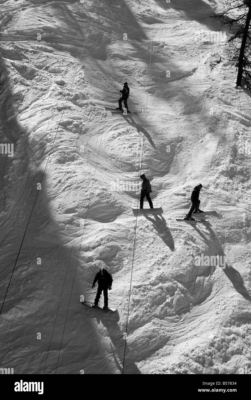Boarder, laufen auf Mogulled schwarz, Val Cenis, Frankreich Stockfoto