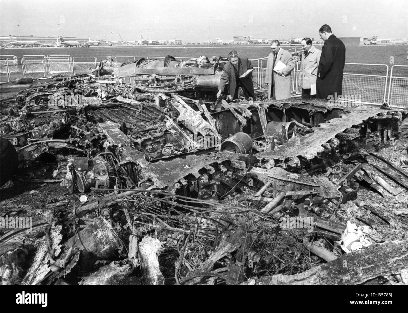 Es werden keine Bereinigung Operation am Londoner Flughafen Heathrow folgenden Montages (04.08.68) Absturz BOAC Boeing 707. Nicht für eine Weile jedenfalls. Teile des Wracks sind eingezäunt und bewacht, bis die Experten über jedes Stück Draht, jedes Bit der verworrenen Metall gegangen, was den Unfall verursacht zu finden. April 1968 P004385 Stockfoto
