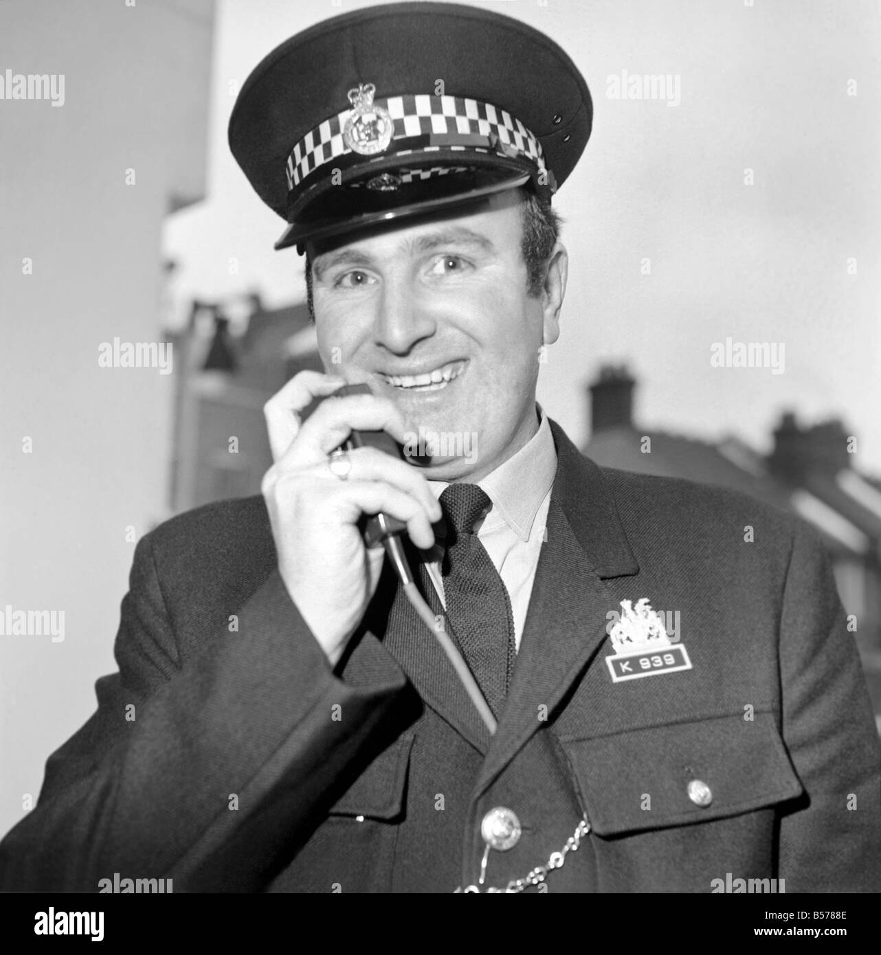 Neue Uniformen für die Metropolitian Polizei Polizeistation Bellen: Pc Brian Edwards. Januar 1970 70-00020-001 Stockfoto