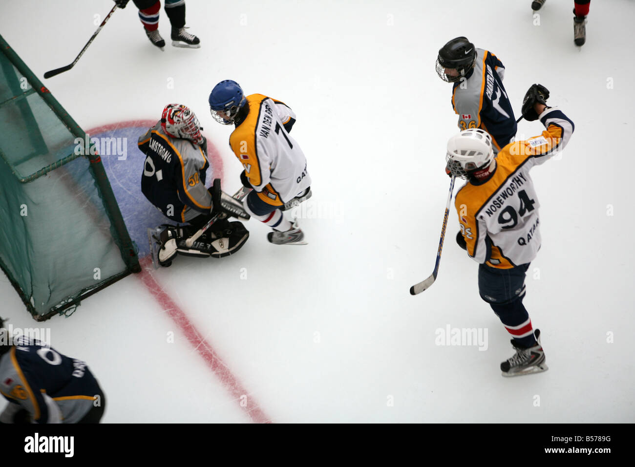 Ein Eishockey-Spiel in Aktion im Einkaufszentrum City Center in Doha Katar Arabien Stockfoto