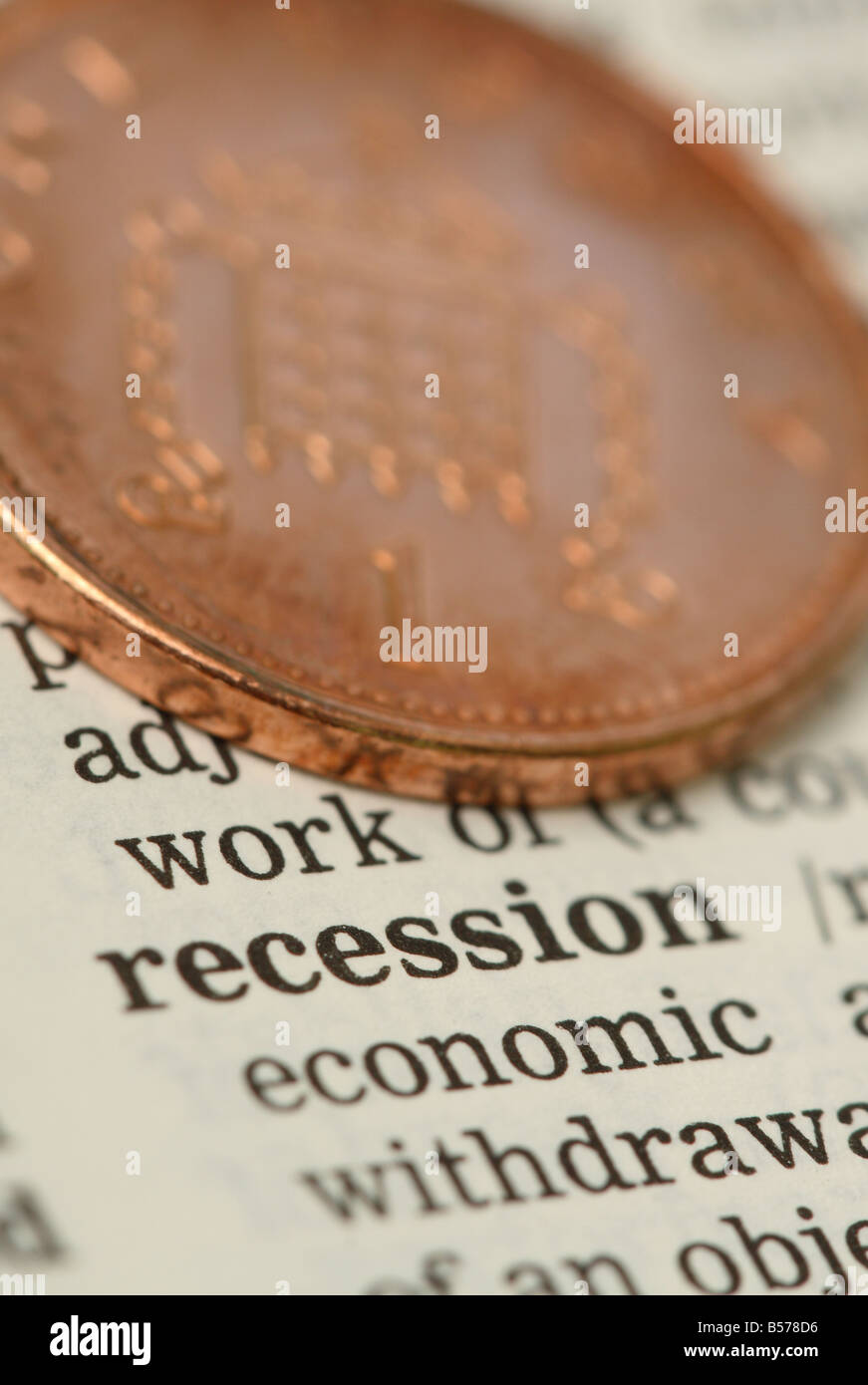 Rezession Wirtschaft Geld 1 p Cent Münze neben Wörterbuchdefinition von Rezession Stockfoto
