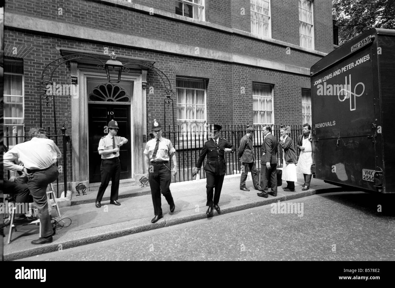 Umzugstag in der Downing Street: ein Entfernung Van in der Vorderseite des Nr. 10, gestoppt und dann verschoben auf Nr. 11 wo wartete Herr Roy Jenkins, auszuziehen. Juni 1970 70-05821-002 Stockfoto