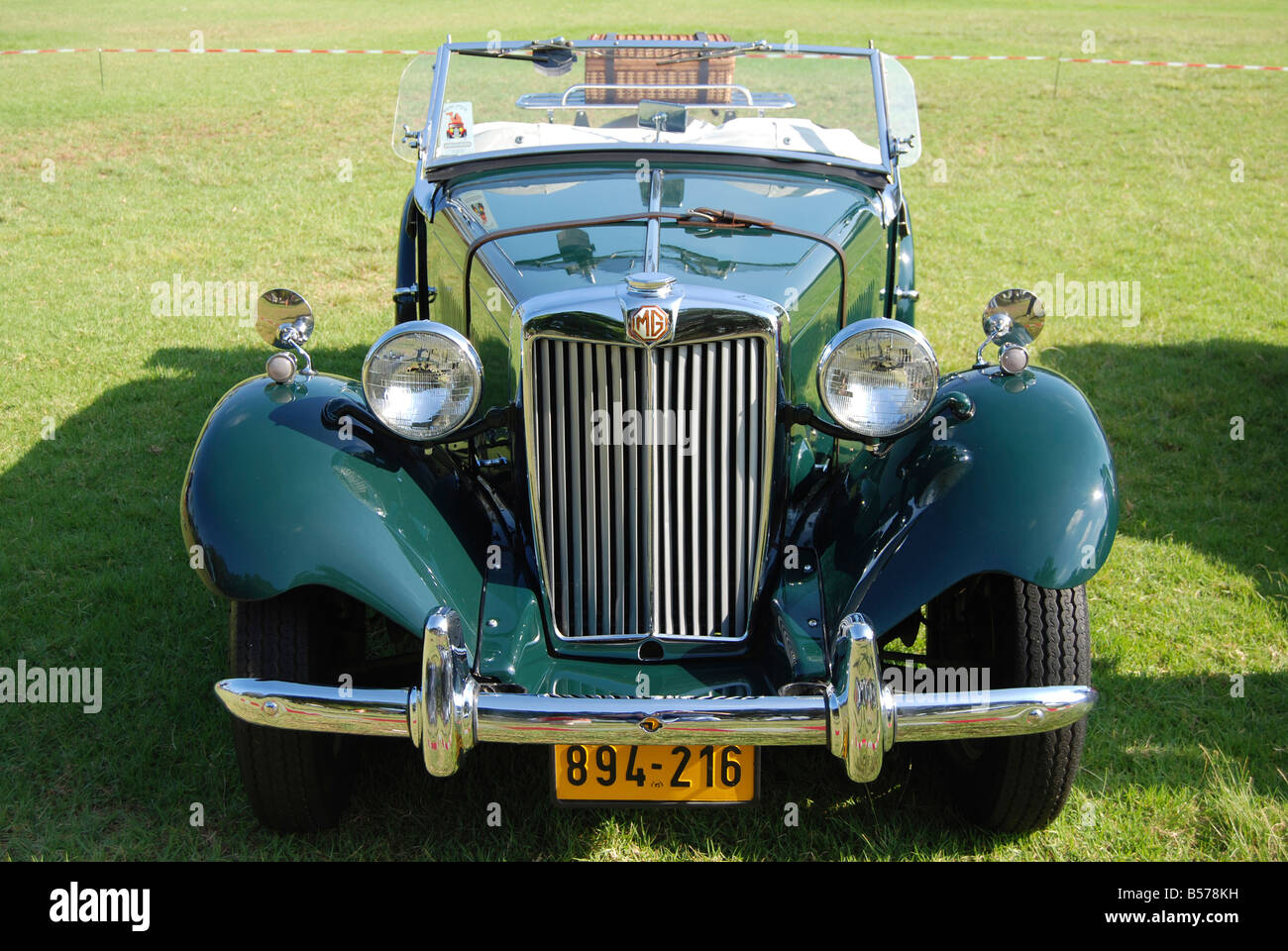 Green MG 1951 klassischen britischen Sportwagen-Vorderansicht Stockfoto