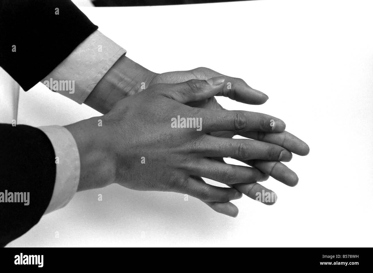 Hände zeichnen sich durch: Hände, die Beifall an die Kehlen von so vielen nicht nur im Fernsehen, sondern in den Hallen auf der ganzen Welt gebracht haben. Sie sind die Hände des Boxers John Conteh, der Champion. Januar 1975 75-00089-004 Stockfoto