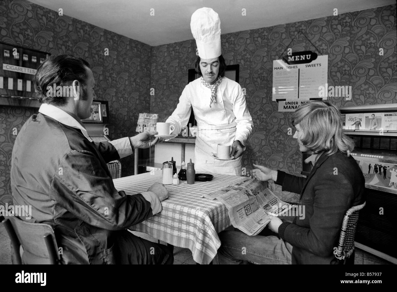 Cordon-Bleu-Chef Luis Huber im Bild auf seiner Straßenseite Cafe Knight Of The Road am "Durdry", Nr. Bridgewater. Januar 1975 Stockfoto