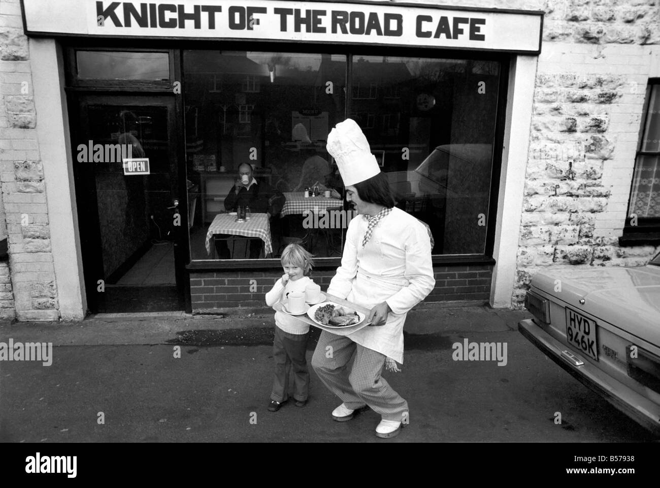 Cordon-Bleu-Chef Luis Huber im Bild auf seiner Straßenseite Cafe Knight Of The Road am "Durdry", Nr. Bridgewater. Januar 1975 Stockfoto