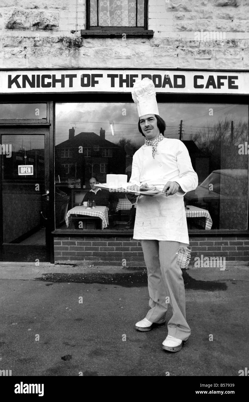 Cordon-Bleu-Chef Luis Huber im Bild auf seiner Straßenseite Cafe Knight Of The Road am "Durdry", Nr. Bridgewater. Januar 1975 Stockfoto