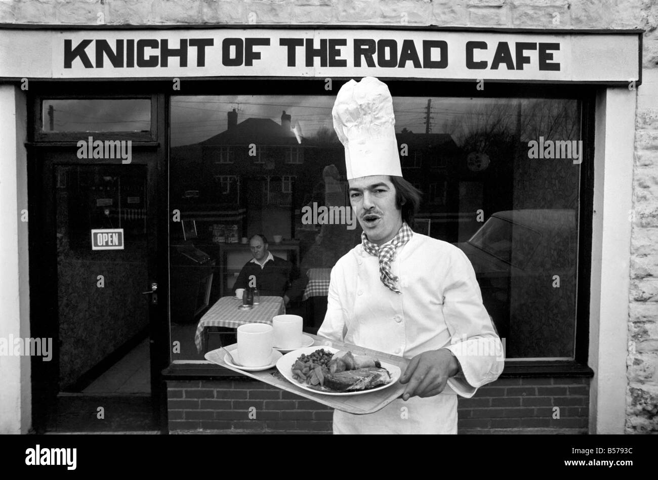 Cordon-Bleu-Chef Luis Huber im Bild auf seiner Straßenseite Cafe Knight Of The Road am "Durdry", Nr. Bridgewater. Januar 1975 Stockfoto