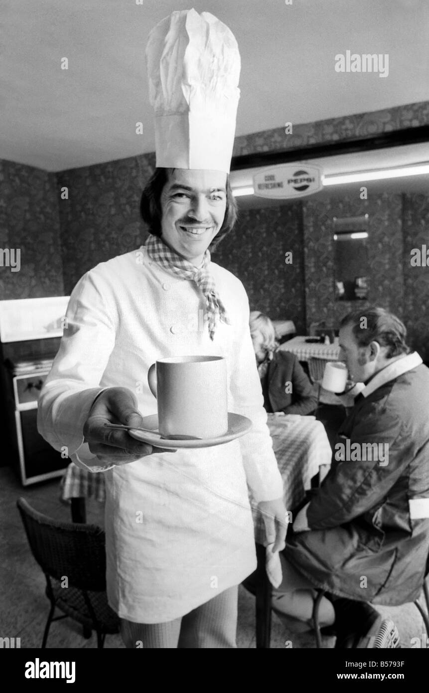 Cordon-Bleu-Chef Luis Huber im Bild auf seiner Straßenseite Cafe Knight Of The Road am "Durdry", Nr. Bridgewater. Januar 1975 Stockfoto