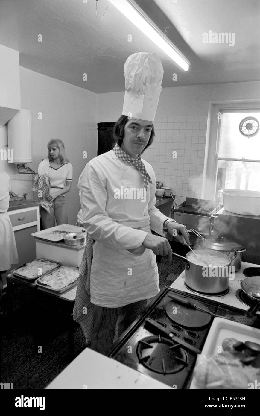 Cordon Bleu Chefkoch Luis Huber in der Küche seine am Straßenrand Cafe Knight Of The Road in Durdry, Nr. Bridgewater abgebildet. Jan.-197 Stockfoto