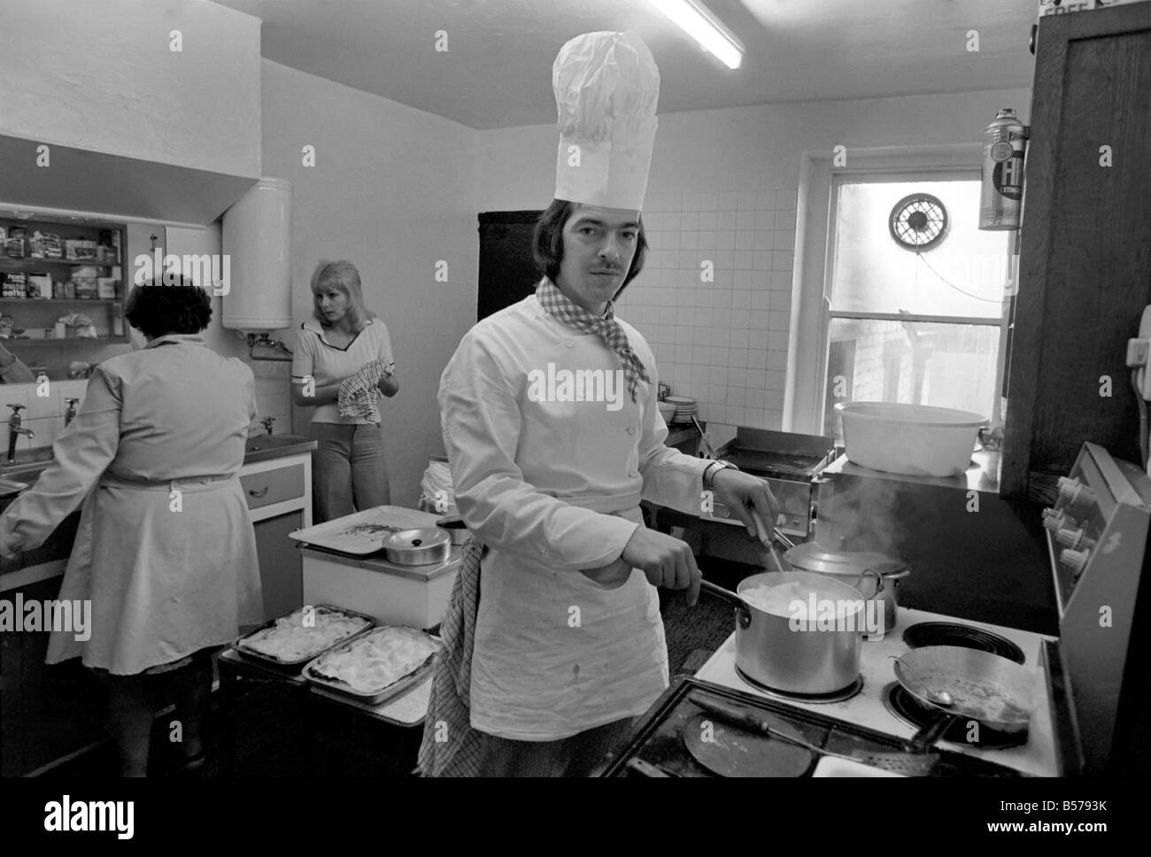 Cordon Bleu Chefkoch Luis Huber in der Küche seine am Straßenrand Cafe Knight Of The Road in Durdry, Nr. Bridgewater abgebildet. Jan.-197 Stockfoto