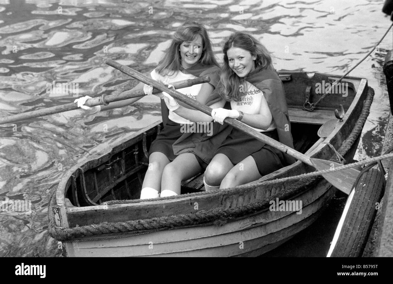 Bootfahren auf der Themse - Teresa Galvin und Sharon Murphy. Januar 1975 75-00298-006 Stockfoto