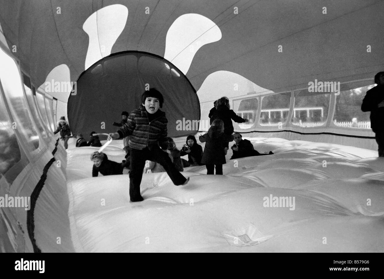 100 Fuß Ballon: Kinder springen über die im Inneren des Ballons Wal... Februar 1975 75-00888-009 Stockfoto