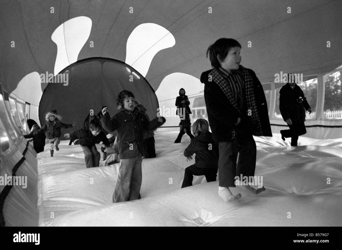 100 Fuß Ballon: Kinder springen über die im Inneren des Ballons Wal... Februar 1975 75-00888 Stockfoto