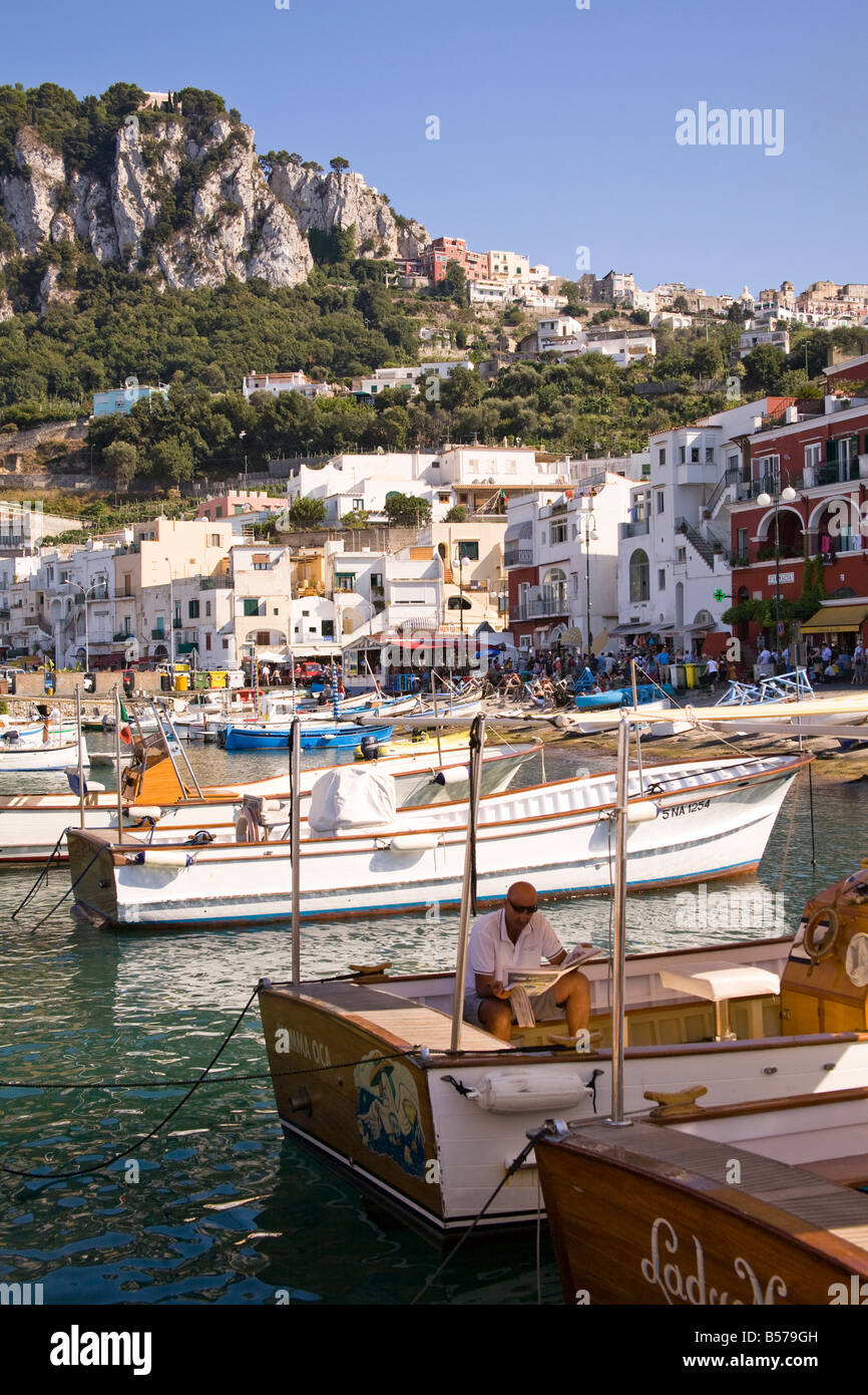 Blick auf Hafen, Schiffe, Gebäude und Berge, Marina Grande, Capri, Italien Stockfoto