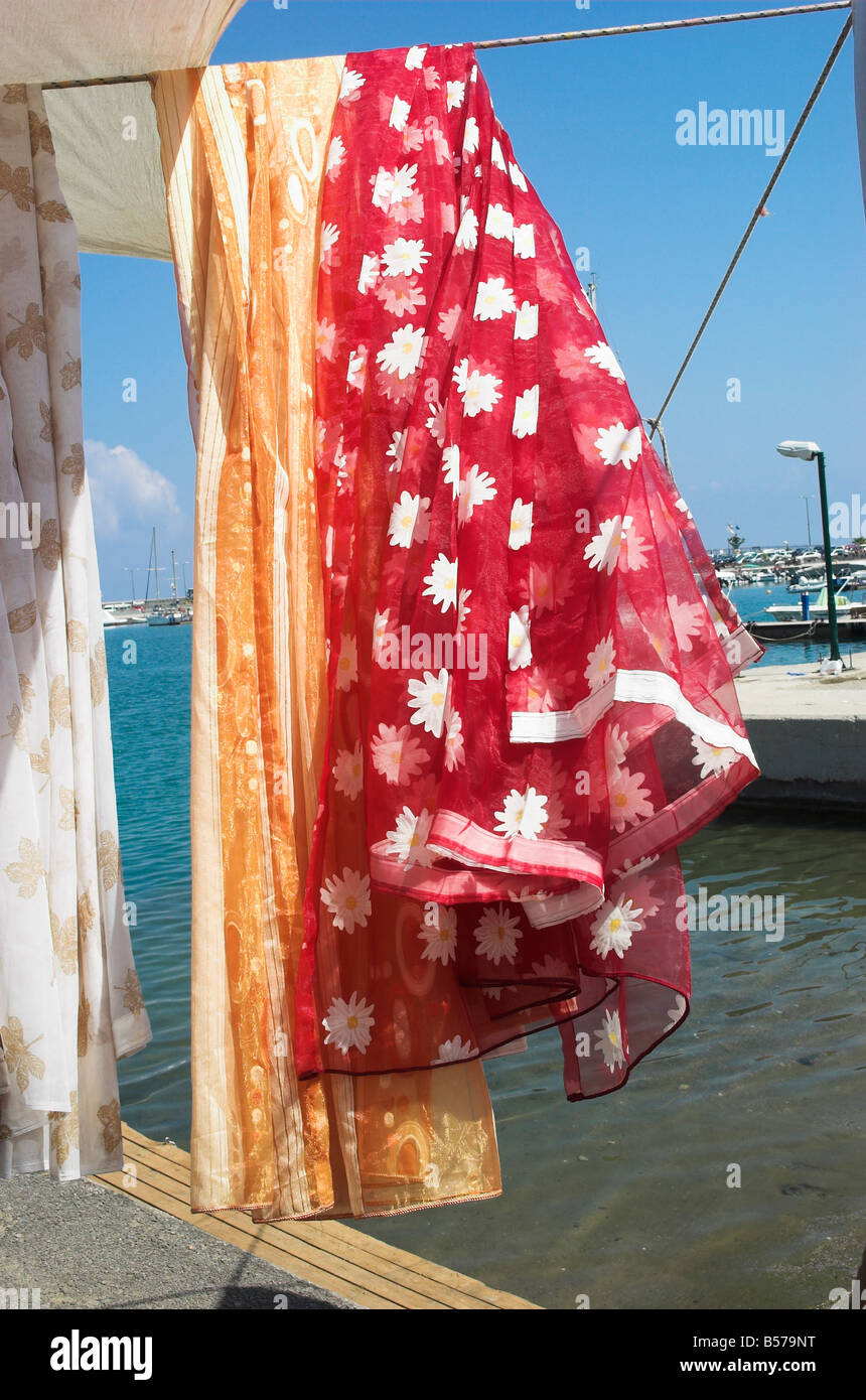 Bunte Vorhänge für Verkauf in Rethymnon Kreta Griechenland Markt September 2008 Stockfoto