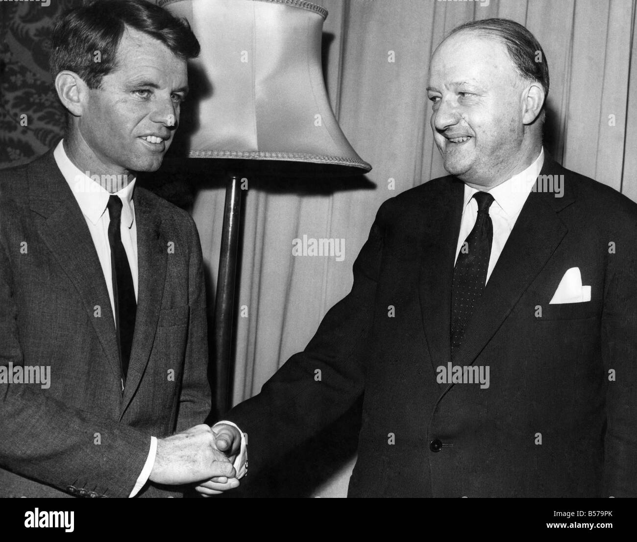 Herr Robert Kennedy 38, US Attorney General und Bruder des ermordeten Präsidenten, flog heute in London Airport. Heute Abend traf er die Außenminister Herrn "Rob" Butler im Auswärtigen Amt, wo diese Bilder aufgenommen wurden. R Kennedy und Rob Butler. Januar 1964 P004567 Stockfoto