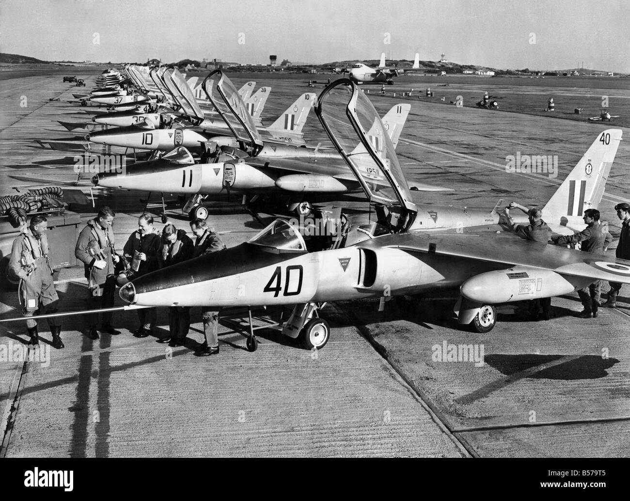 Die erweiterte Jet-Trainer, der Folland Gnat wurde der Presse gestern Mi, an der Talstation R.A.F (Anglesey) eingeführt. Bilder zeigen die Piloten warten die Flugzeuge vor erwärmt werden müssen ausziehen, P004806 Stockfoto