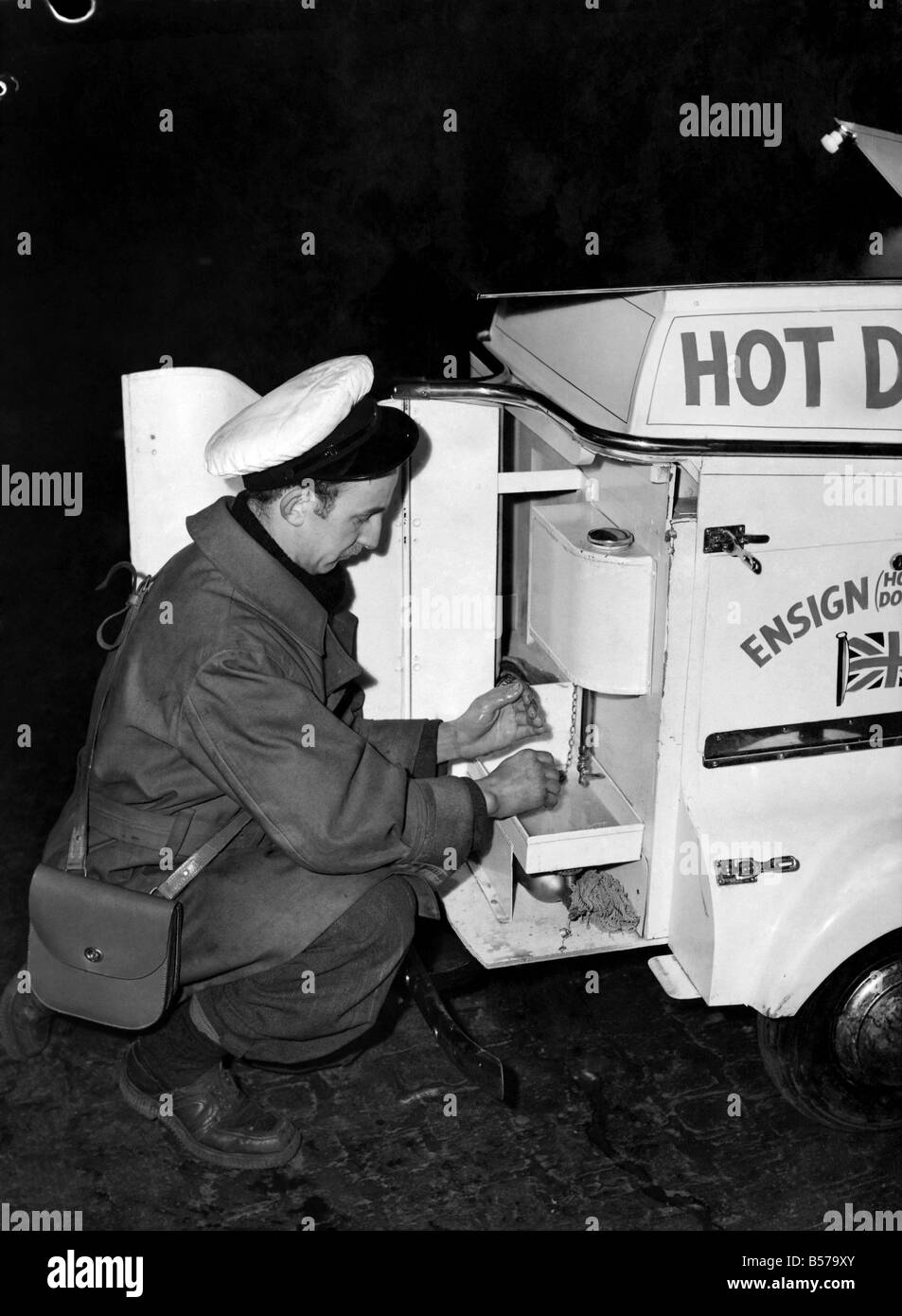 Hot-Dog-Stände auf Dreiräder Tour Manchester in der Nacht und viele Outdoor-Veranstaltungen. Die ein-Mann-Dreiräder sind bunt bemalt Stockfoto