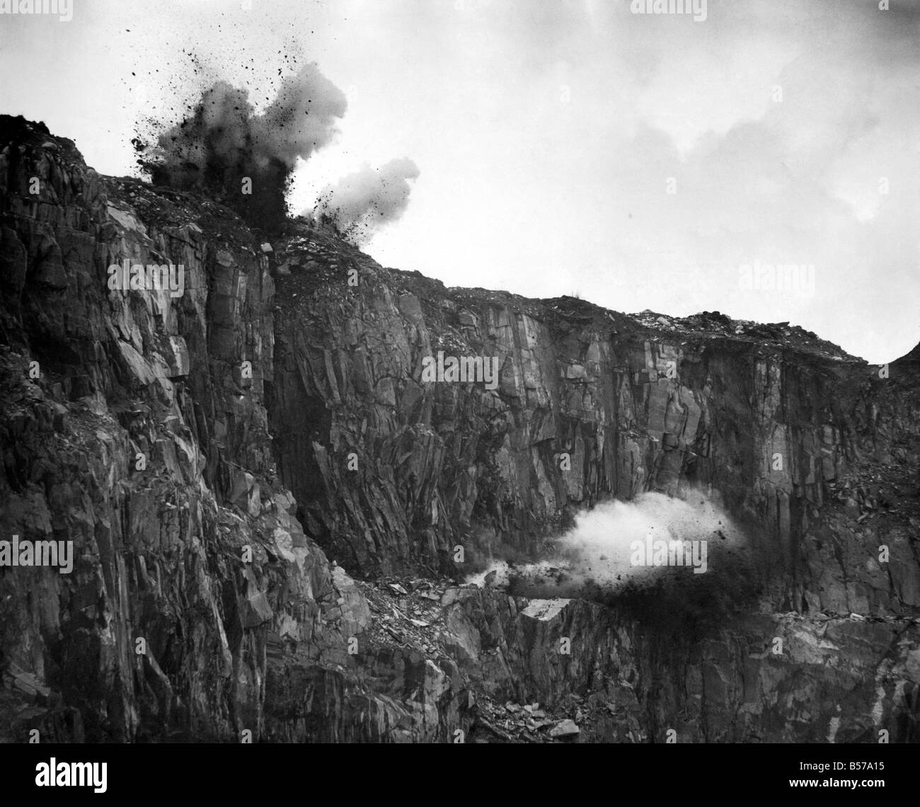 Broughton Moor grün-Schiefer-Steinbruch gesprengt; Coniston; ICI Experiment Schiefer ist durch die Explosion am Eingang Tunnels verdrängt; das "Dach" steigt und fällt. September 1951 P005351 Stockfoto