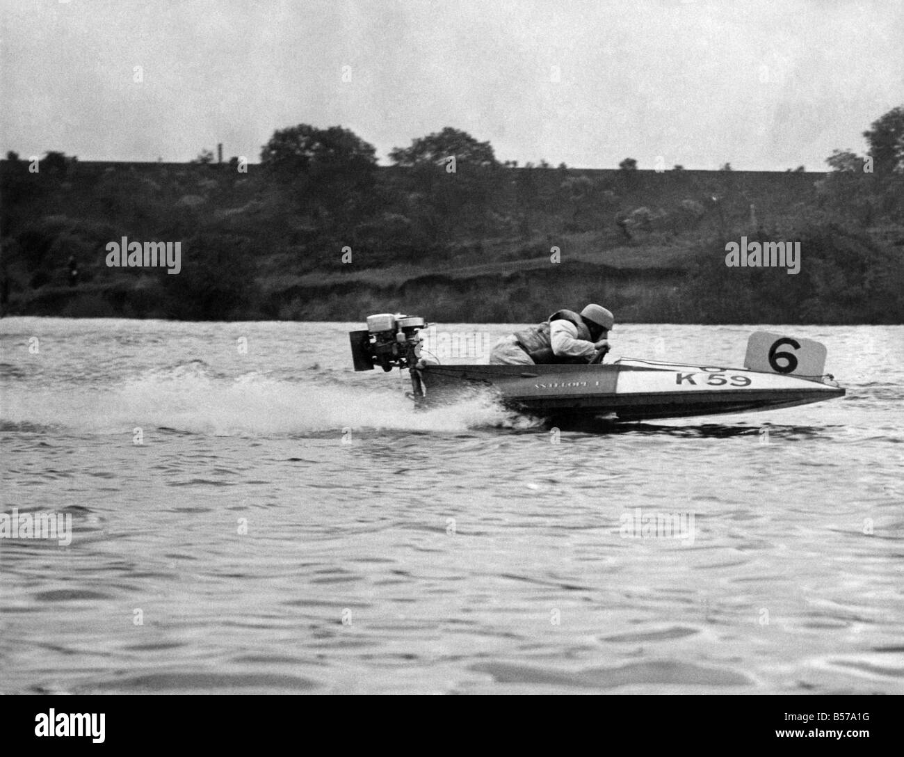 Lancs. Wasserflugzeug Racing Club. Nationale Tagung Carr Mühlensee, St. Helens. B.W. Savidge in "Antelope 1" (Nr. 6) des B.O.R.C. London, im Bild mit Geschwindigkeit während der heutigen Meisterschaften. Bild im "A" Klasse-Meisterschaften. Juni 1952 P005365 Stockfoto