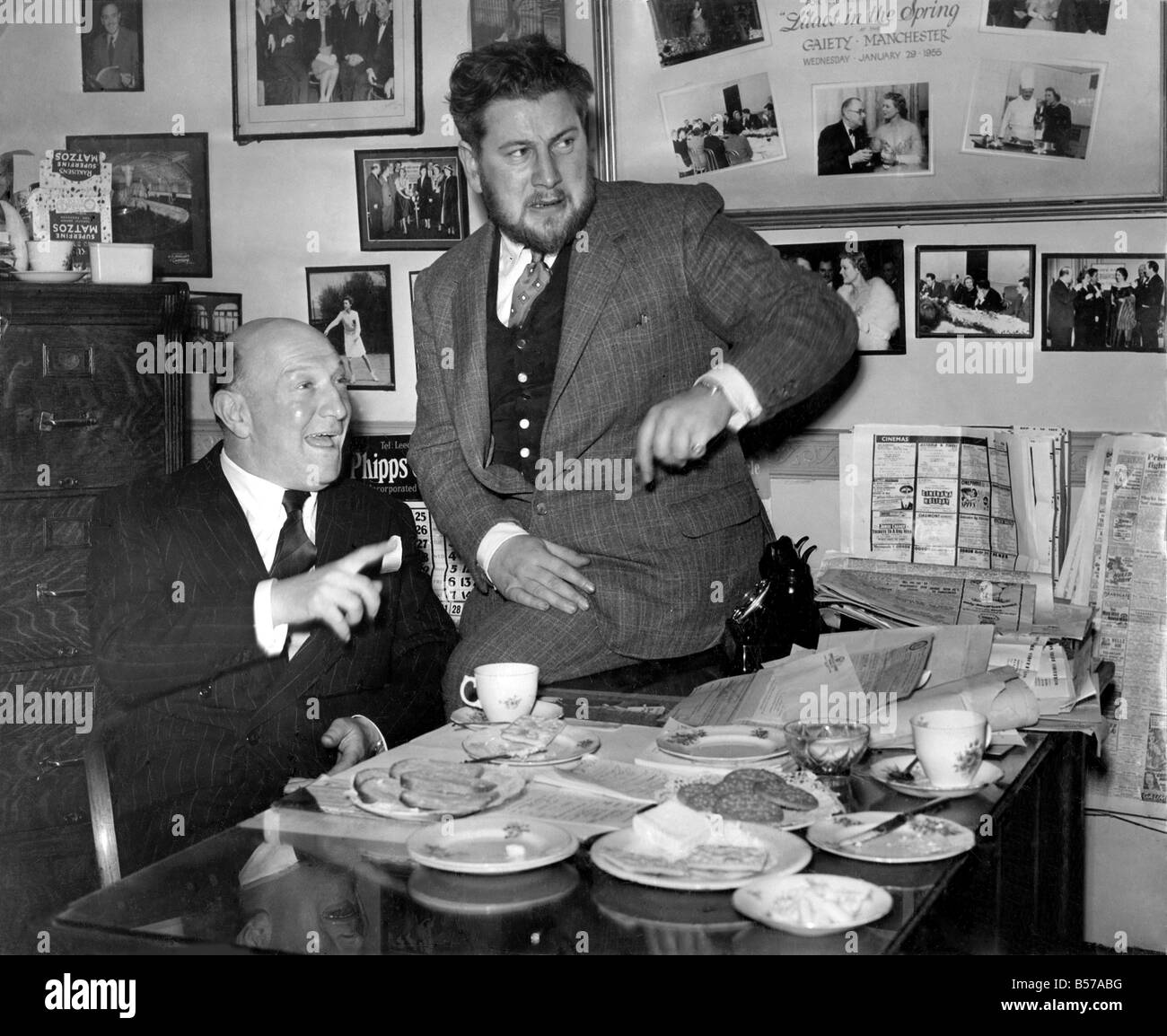Peter Ustinov und Harry Buxton, Managing Director von Buxton Kinos April 1956 P007160 Stockfoto