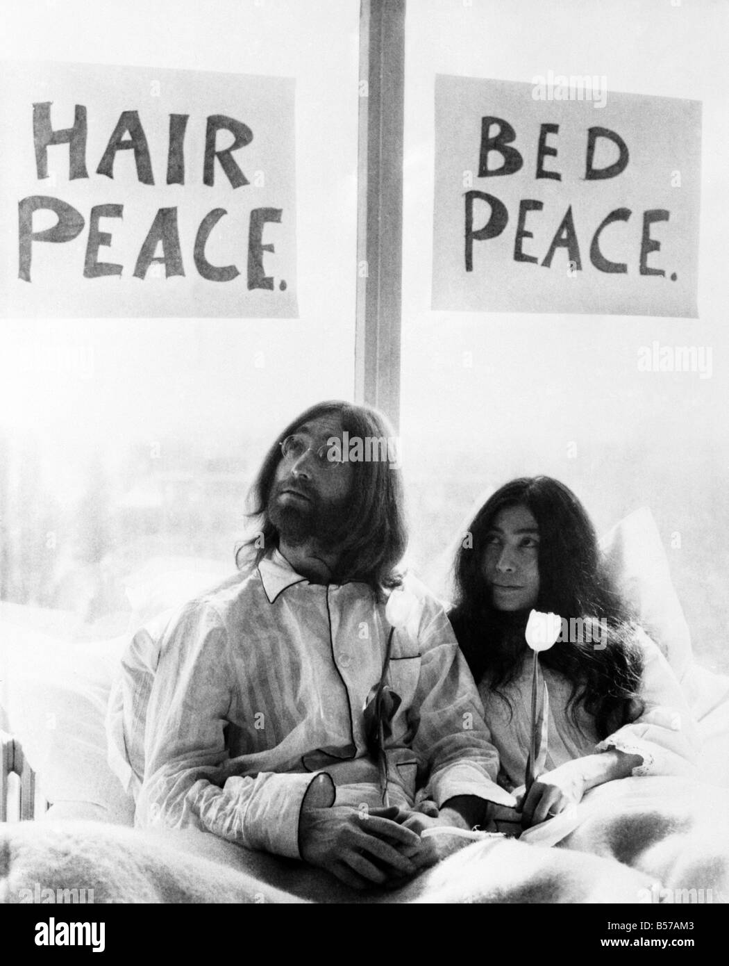 John Lennon und seine Frau Yoko Ono haben ein Wochenliebe ihre Zimmer im Hilton Hotel John Lennon und seine Frau Yoko Ono haben ein Wochenliebe ihre Zimmer im Hilton Hotel