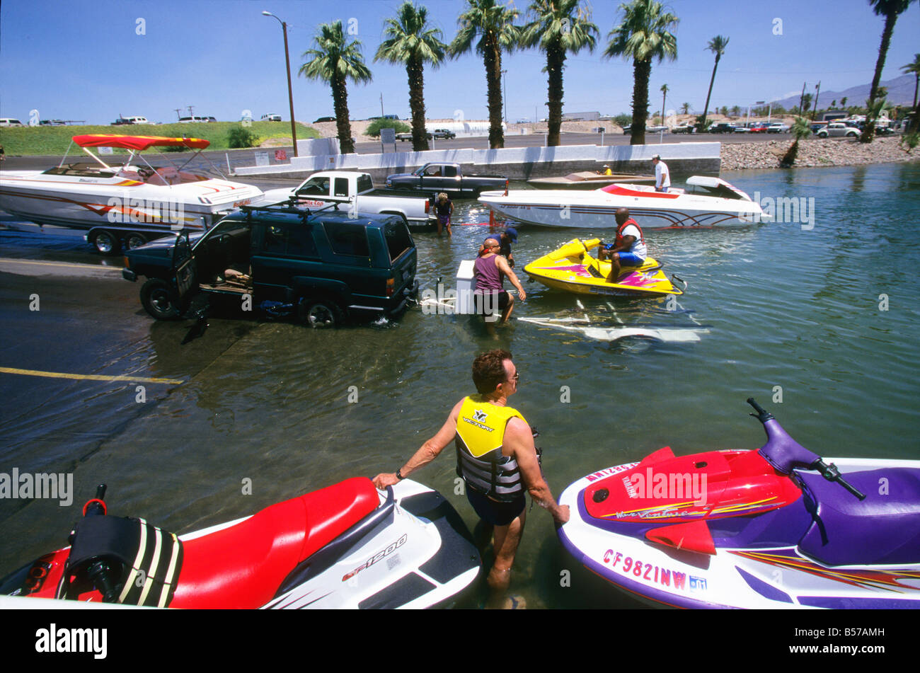 Speed-Boot und Jet-Ski-Besitzer zurück ihre 4 x 4 s und Pick-up Trucks bei Lake Havasu in Lake Havasu City, Arizona, USA Stockfoto