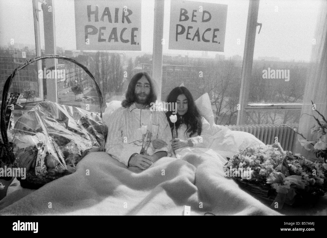 John Lennon und seine Frau Yoko Ono haben ein Wochen-liebe ihre Zimmer im Hilton Hotel, Amsterdam. Sie bleiben im Bett für sieben Tage - mit Früchten, Blumen und Peace-Zeichen. März 1969 Z02902-017 Stockfoto