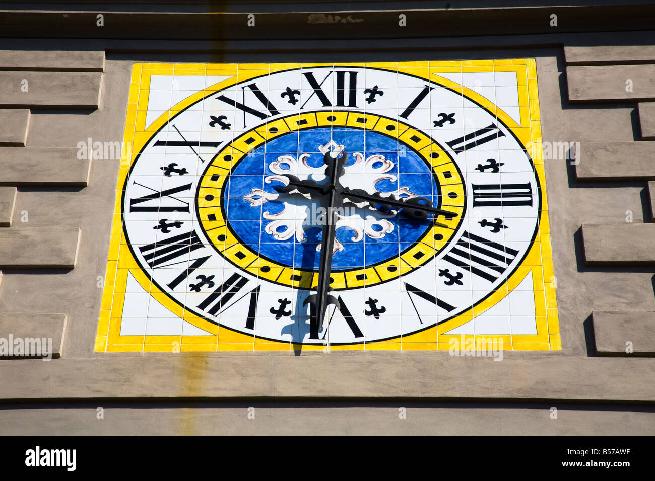 Bunt gekachelten Uhr am Uhrturm, Piazza Umberto, Capri, Italien Stockfoto