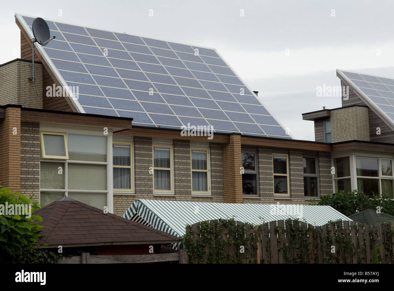 Shell Solar-Panels ausgestattet, um Häuser auf der weltweit größten solar angetriebene Wohnsiedlung, Nieuwland, Amersfoort, Niederlande. Stockfoto