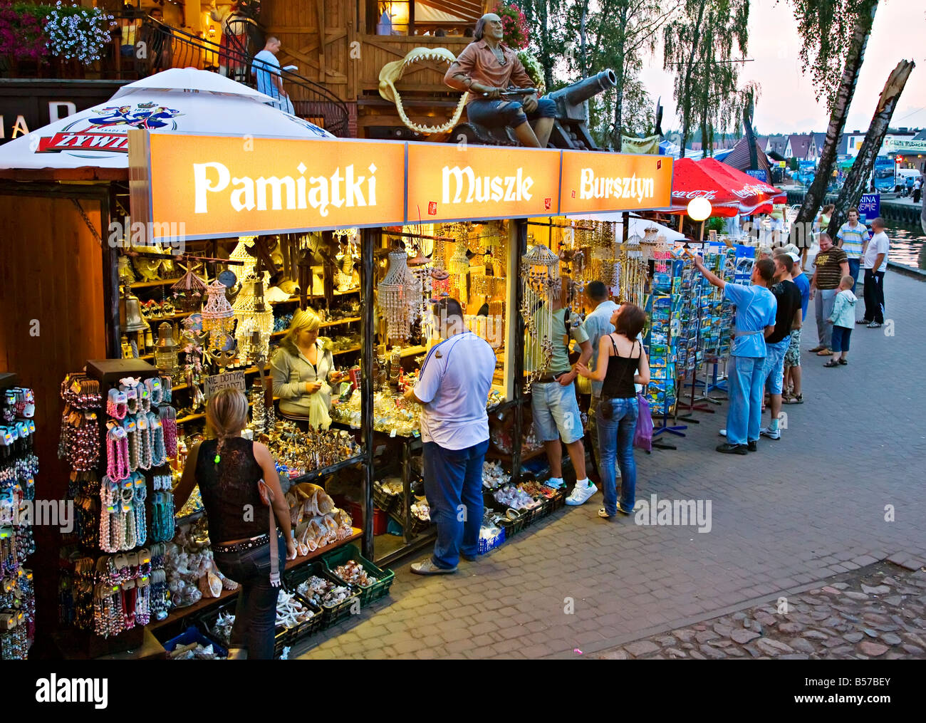Menschen kaufen Souvenirs im Meer stall Leba Polen Stockfoto