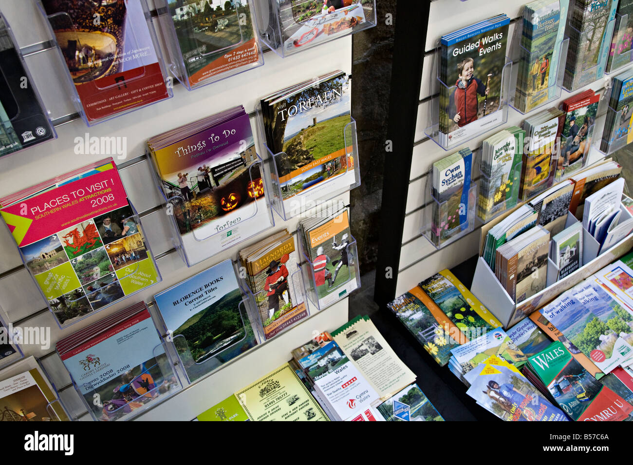 Touristische Broschüren und Merkblätter im Visitor centre Wales UK Stockfoto