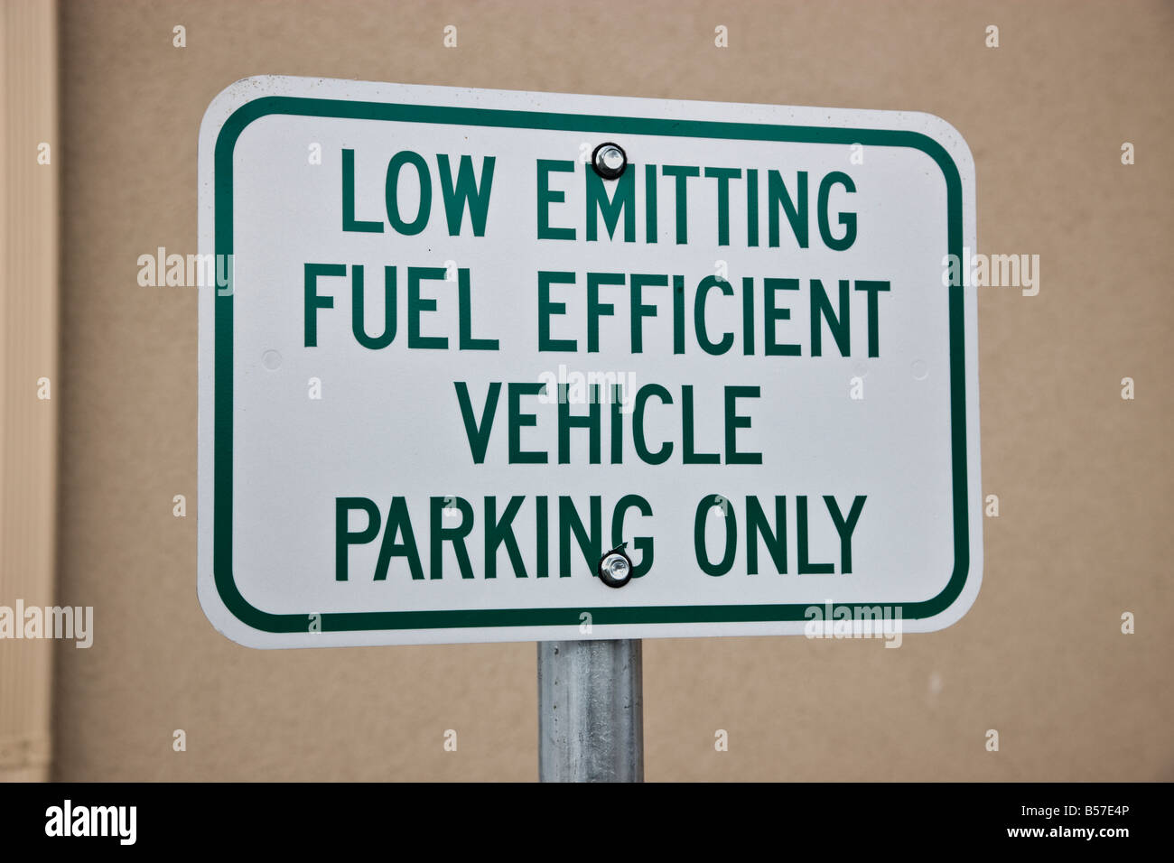 Melden Sie sich "Nur niedrig emittierenden Fahrzeug parken". Stockfoto