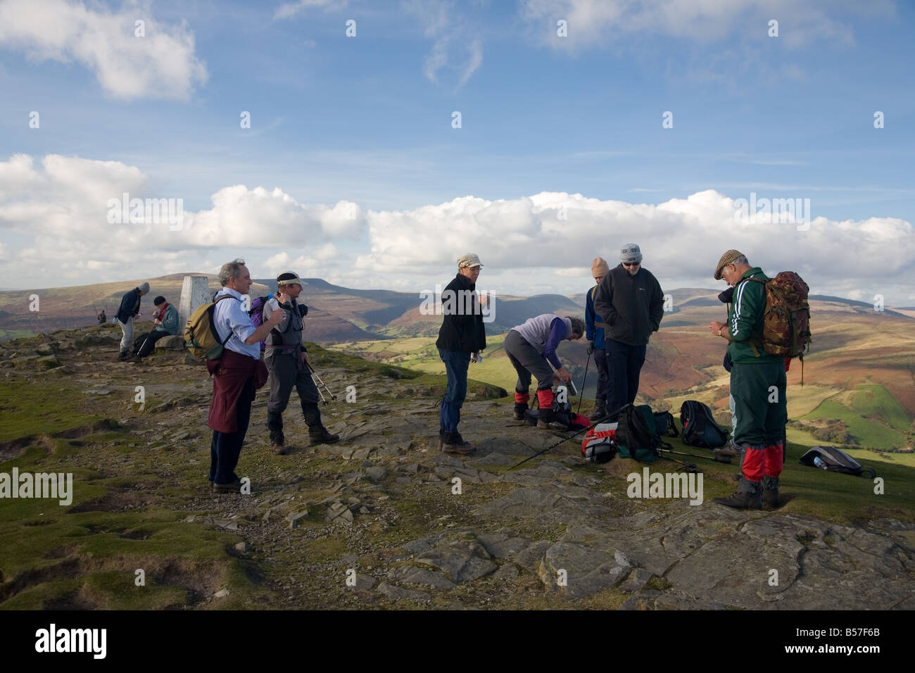 Wanderer auf dem Gipfel des Zuckerhut in die schwarzen Berge, Wales Stockfoto