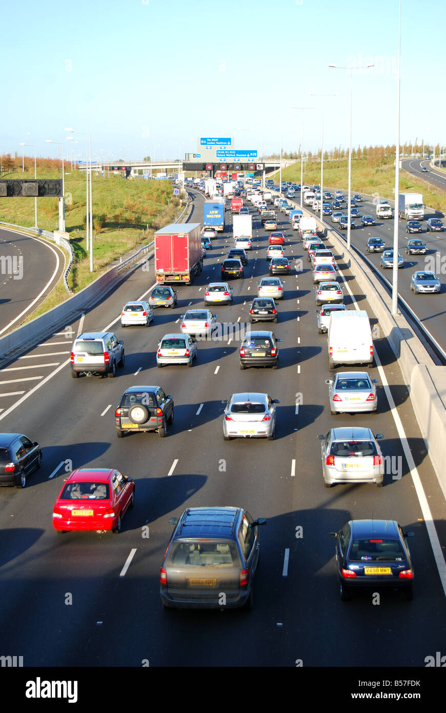 M25 Autobahn bei Ausfahrt 14, Greater London, England, Vereinigtes Königreich Stockfoto