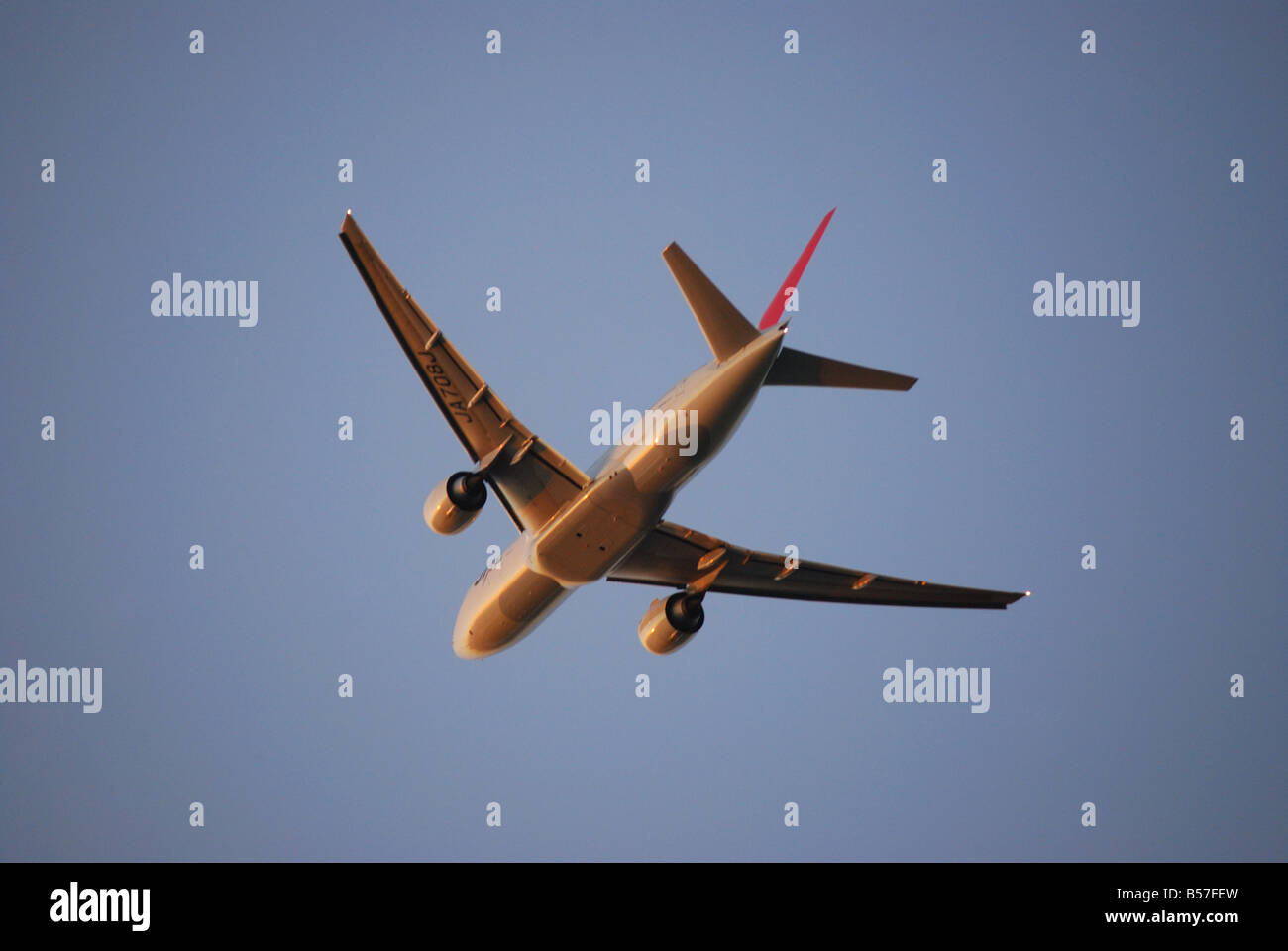 JAL Japan Airlines Boeing 777 Flugzeug abheben, Heathrow Airport, Greater London, England, Vereinigtes Königreich Stockfoto