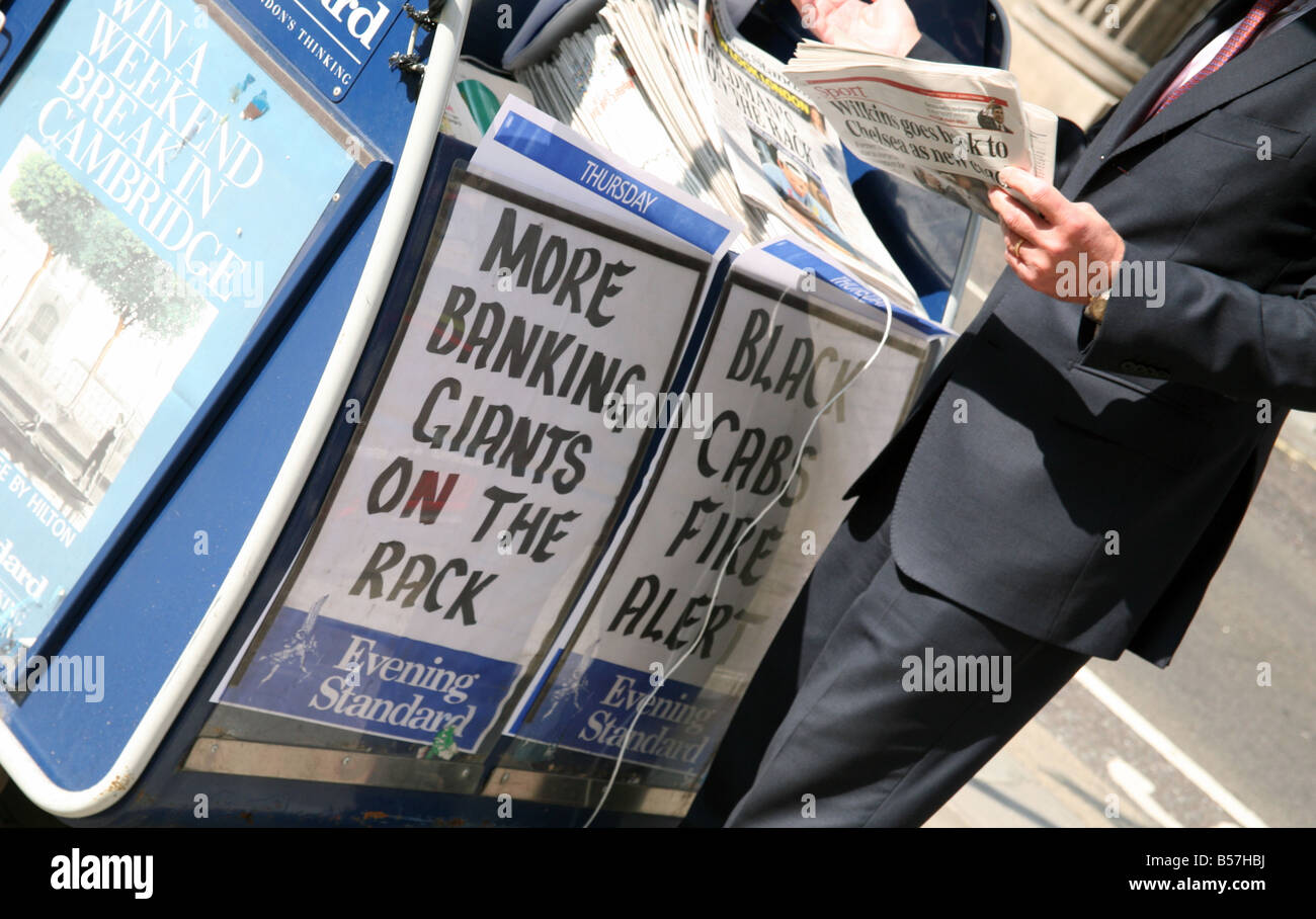 Stadt Arbeitnehmer kauft Zeitung kennenlernen aktuelle Finanzkrise London Stockfoto