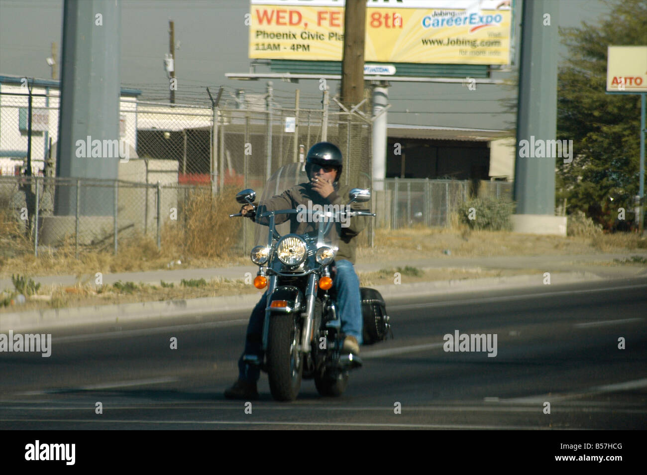 Ein Rauchen-Biker am Highway 60 Phoenix Wickenburg Stockfoto
