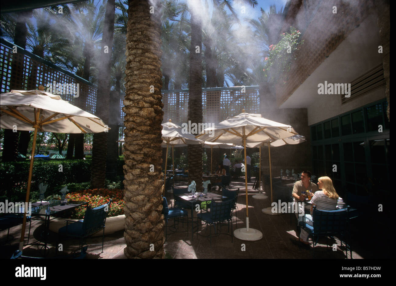 Göttes Spritzwasser einen feinen Nebel aus Wasser Whch verdampft in der Hitze der Wüste zu kühlen die Luft rund um Restaurant-Kunden. USA Stockfoto