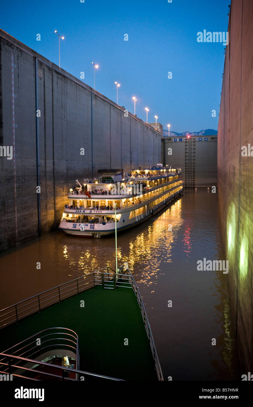 Schiffe im Schloss in der Abenddämmerung drei Schluchten Damm Yangzi Fluss China JMH3434 Stockfoto