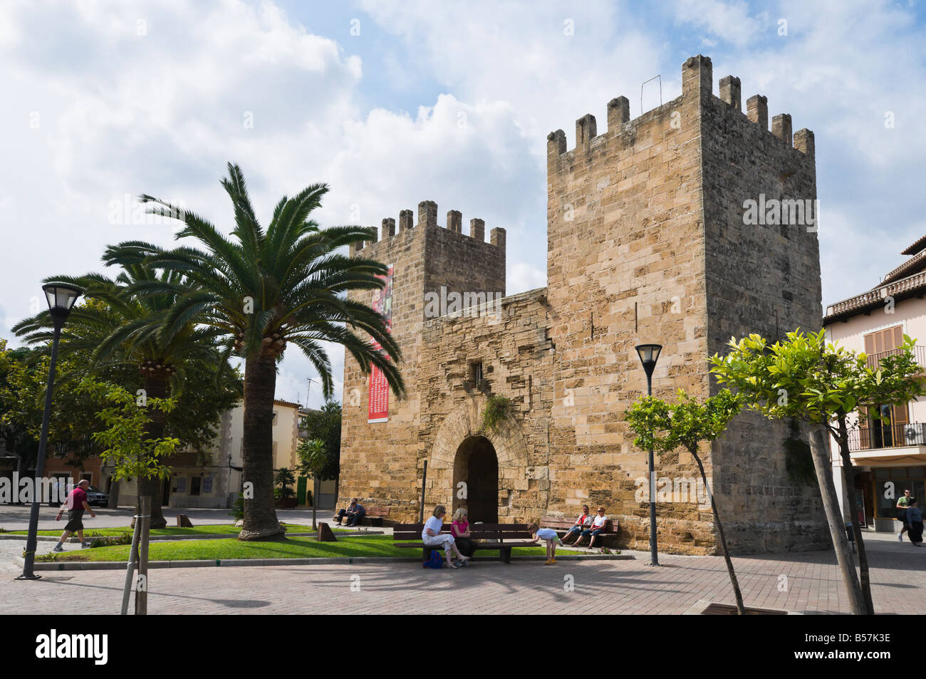 Touristen in Xara Tor - Portal del Moll - Altstadt von Alcudia, Mallorca, Spanien. Stockfoto