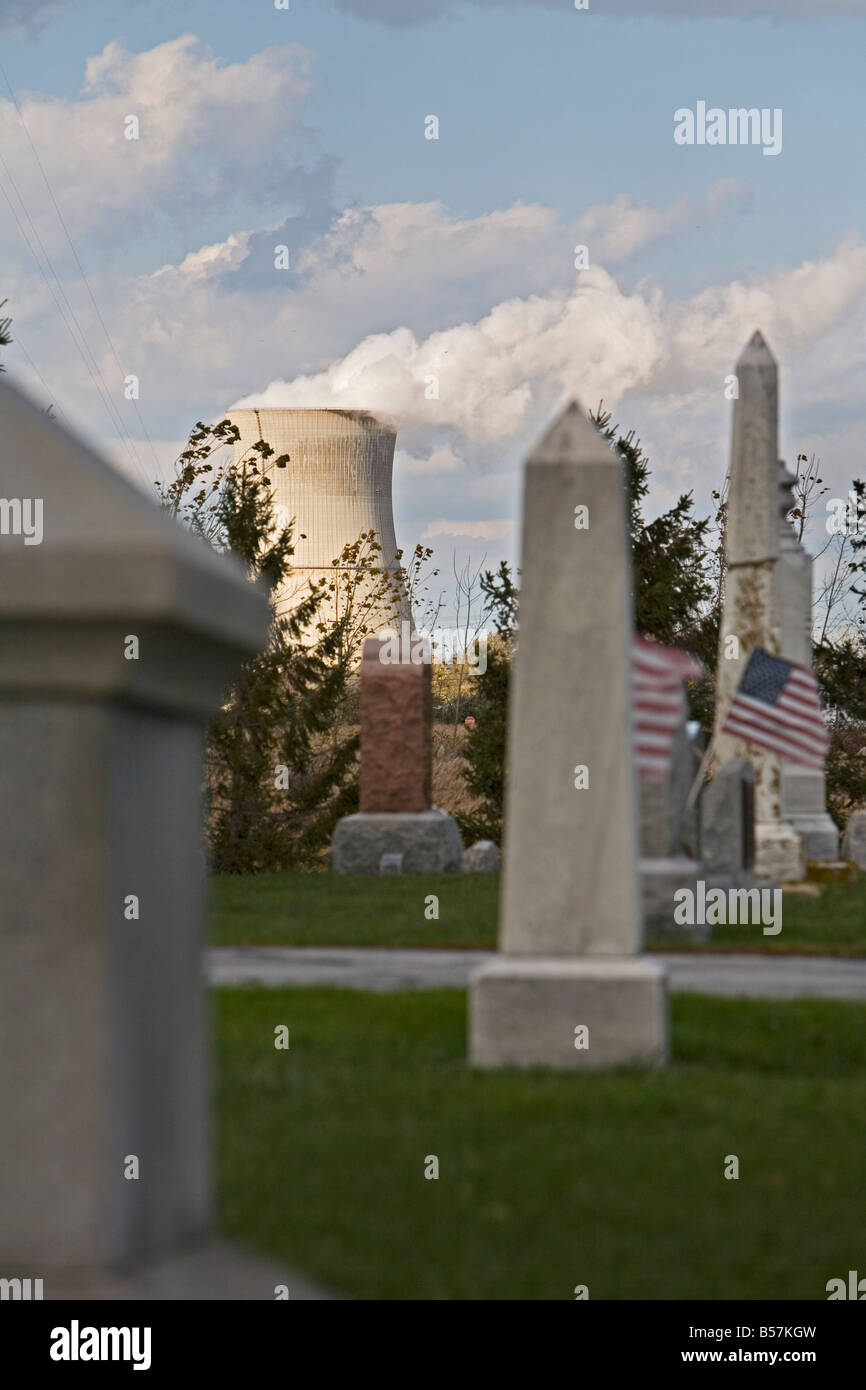 Friedhof und Davis-Besse Atomkraftwerks Stockfoto