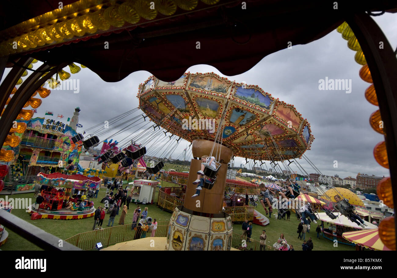 Urlauber genießen ein Kettenkarussell fahren auf Southsea Common Portsmouth UK Stockfoto