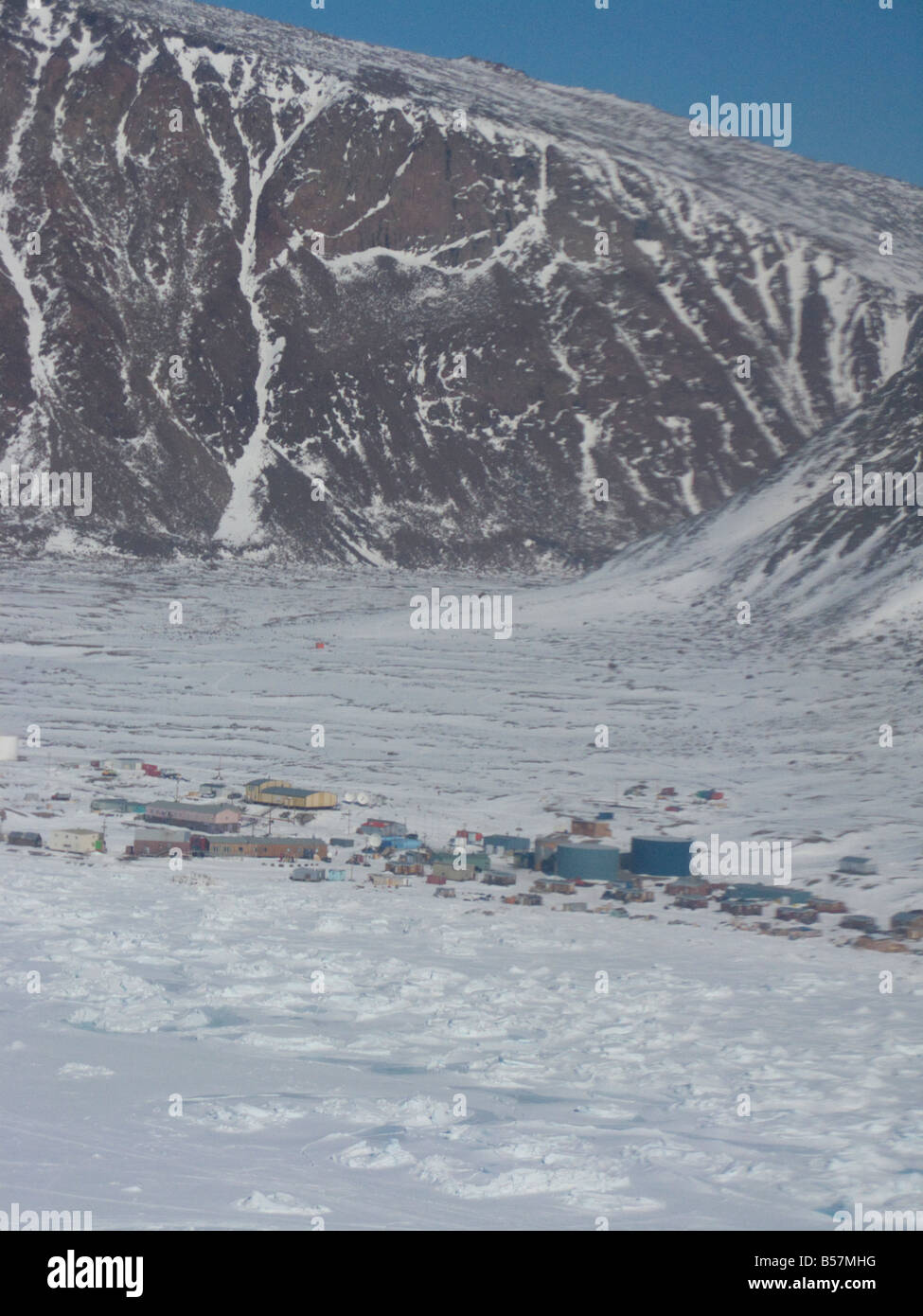 Luftaufnahme der Gemeinschaft der Grise Fiord in Ellesmere Island in Jones sound Ellesmere Insel nunavut Kanada Arktis die kleine h Stockfoto